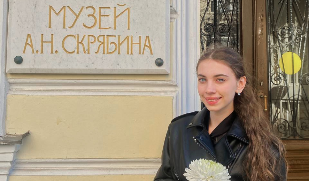 Пианистка "Алых парусов" на сцене Мемориального музея в Москве